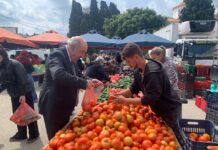 Στη λαϊκή αγορά της Κρεμαστής ο Γ. Νικητιάδης: Ακρίβεια και αυξημένο κόστος πιέζουν επαγγελματίες