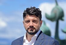 Η μεταφορά του σταθμού του ΕΚΑΒ από τη Σορωνή στο αεροδρόμιο δεν είναι μια απλή διοικητική απόφαση. Είναι η εικόνα της κυβερνητικής πολιτικής των τελευταίων ετών: αντί να λύνει τα προβλήματα, τα μεταφέρει από τη μία γειτονιά στην άλλη.